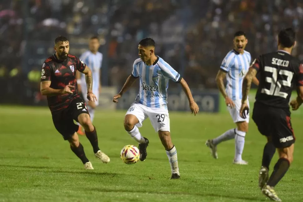 MUCHO TRABAJO. Aliendro, que intenta llevarse la pelota ante Lucas Pratto, debió correr mucho más de lo habitual ante los jugadores que le puso Gallardo en el medio. El volante no pudo terminar de explotar. la gaceta / foto de diego aráoz