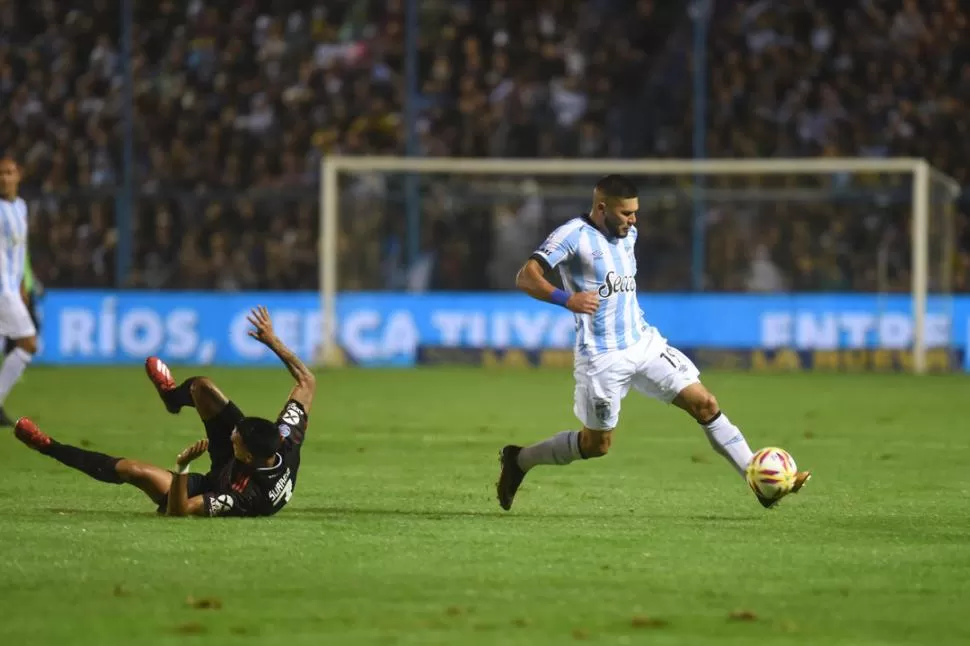 SIEMPRE CLARO. Barbona manejó los hilos en el medio. Eso sí, falló una chance clara para el 1-1. la gaceta / foto de Diego Aráoz