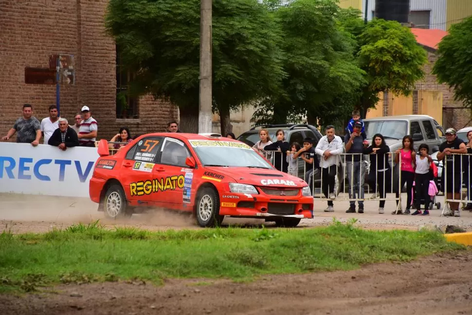 NO PUDO. El Mitsubishi Lancer Evo IX de Reginato no pudo contra el mismo modelo, pero Evo X, del catamarqueño Prevedello, que aprovechó para acelerar a fondo. foto de marcelino mercado