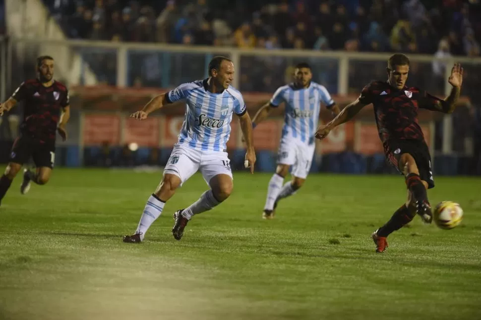 LOS TRES MOSQUETEROS. Matos (arriba), Lucchetti, abajo a la izquierda, y Mercier, abajo a la derecha, siempre dejan todo. la gaceta / fotos de diego aráoz