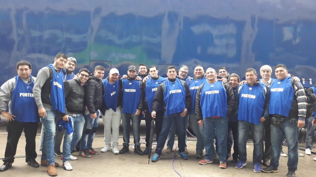 Los trabajadores del “Decano” hicieron su propia entrada en calor antes del duelo con River 