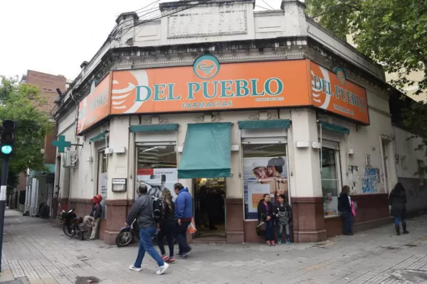 Motochorros armados robaron una farmacia en barrio Norte