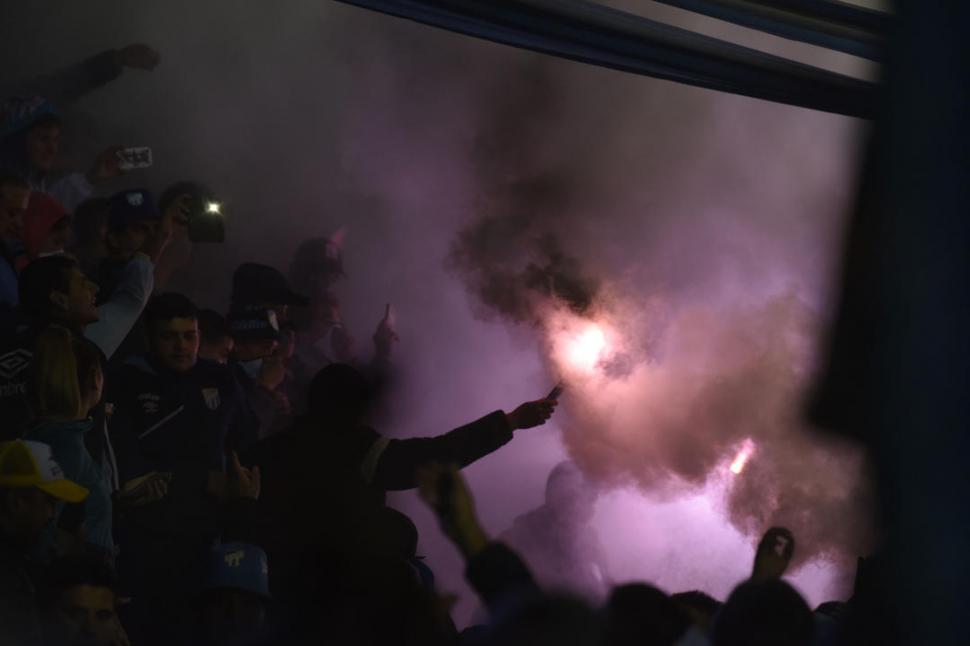 FUEGO COLORIDO. Además de los fuegos artificiales de fuera de la cancha, los hinchas prendieron bengalas. la gaceta / fotos de  inés quinteros orio - diego aráoz