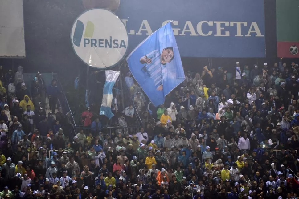 TIENEN MEMORIA. Los hinchas de Atlético siguen enarbolando la bandera de Luis Rodríguez en sus tribunas. El ídolo partió a Colón pero los fanáticos recuerdan su gesta en el club. 