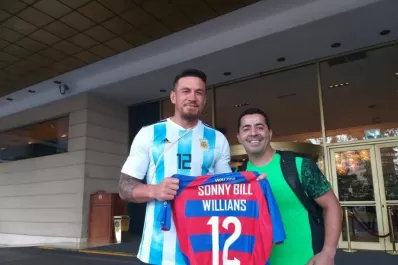 Julio Varela pudo cumplir el sueño de regalarle su camiseta de Aguará a Sonny Bill Williams