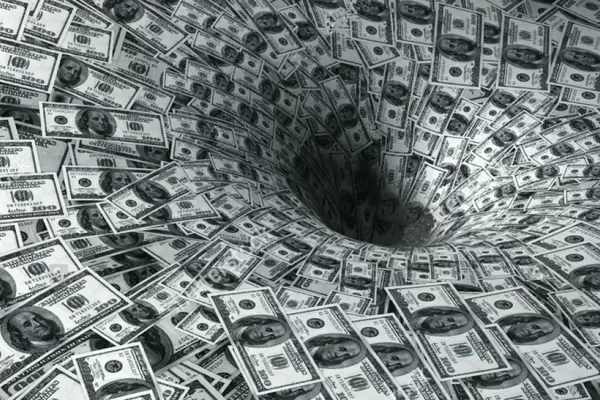 El dólar frenó la suba en el final y cerró en baja con tasas al 63%