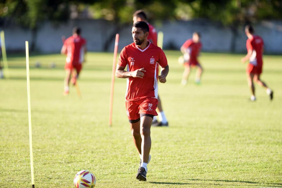 CON LA PELOTA. Matías “Caco” García es un jugador clave en los “Albirrojos”. 