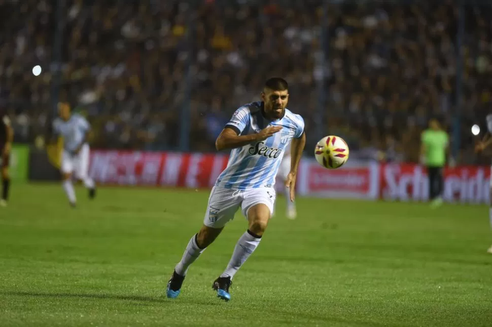 NO LO DEJARON FESTEJAR. Díaz convirtió ante River, pero le anularon el gol correctamente por su posición adelantada. la gaceta / foto de diego aráoz