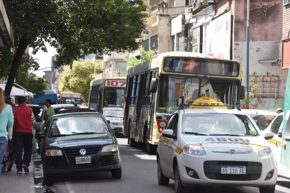 PROHIBICIÓN. En las cuadras donde se instalarán los carriles para el transporte público no se podrá estacionar en ningún momento del día. LA GACETA / FOTO DE ANALÍA JARAMILLO.-