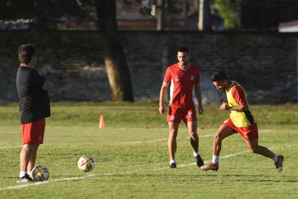 SIGUE TODO DE CERCA. Ricardo Caruso Lombardi observa los movimientos de Oliver Benítez y de Rodrigo Gómez. El “Santo” realizó ayer a la tarde la primera práctica de la semana con la mira puesta en Boca. LA GACETA / FOTOS DE DIEGO ARÁOZ