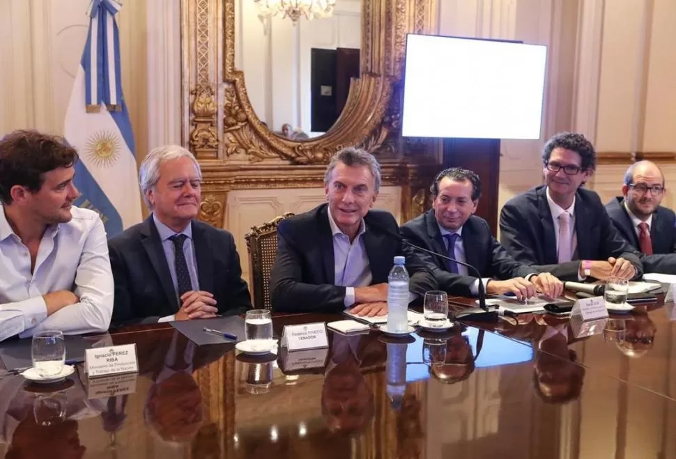EN LA ROSADA. Macri destaca que habrá menos costos laborales.  prensa presidencia de la nación 