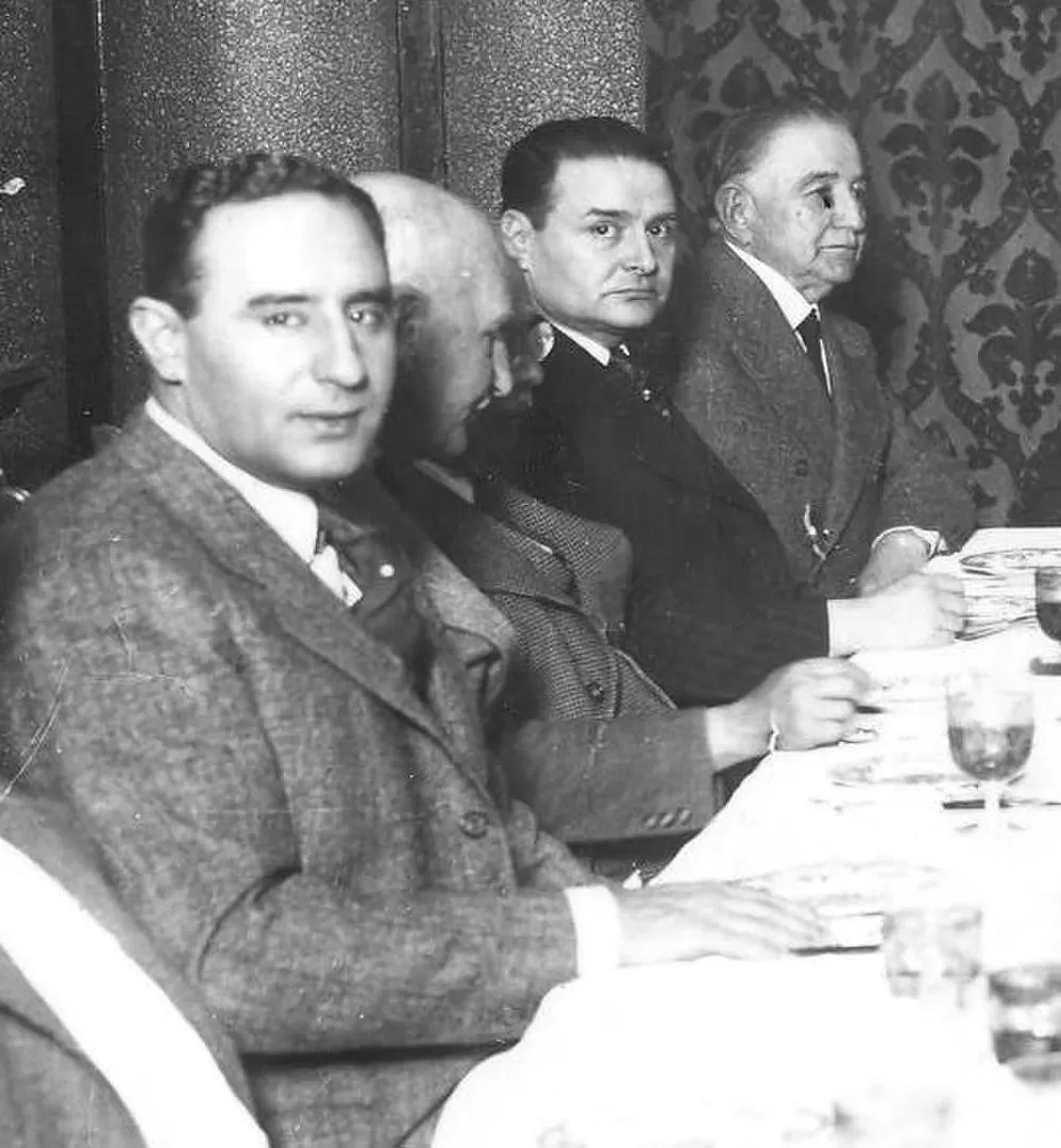 JOSÉ LUCAS PENNA. De traje negro, aparece durante una comida junto al senador Ramón Paz Posse. 