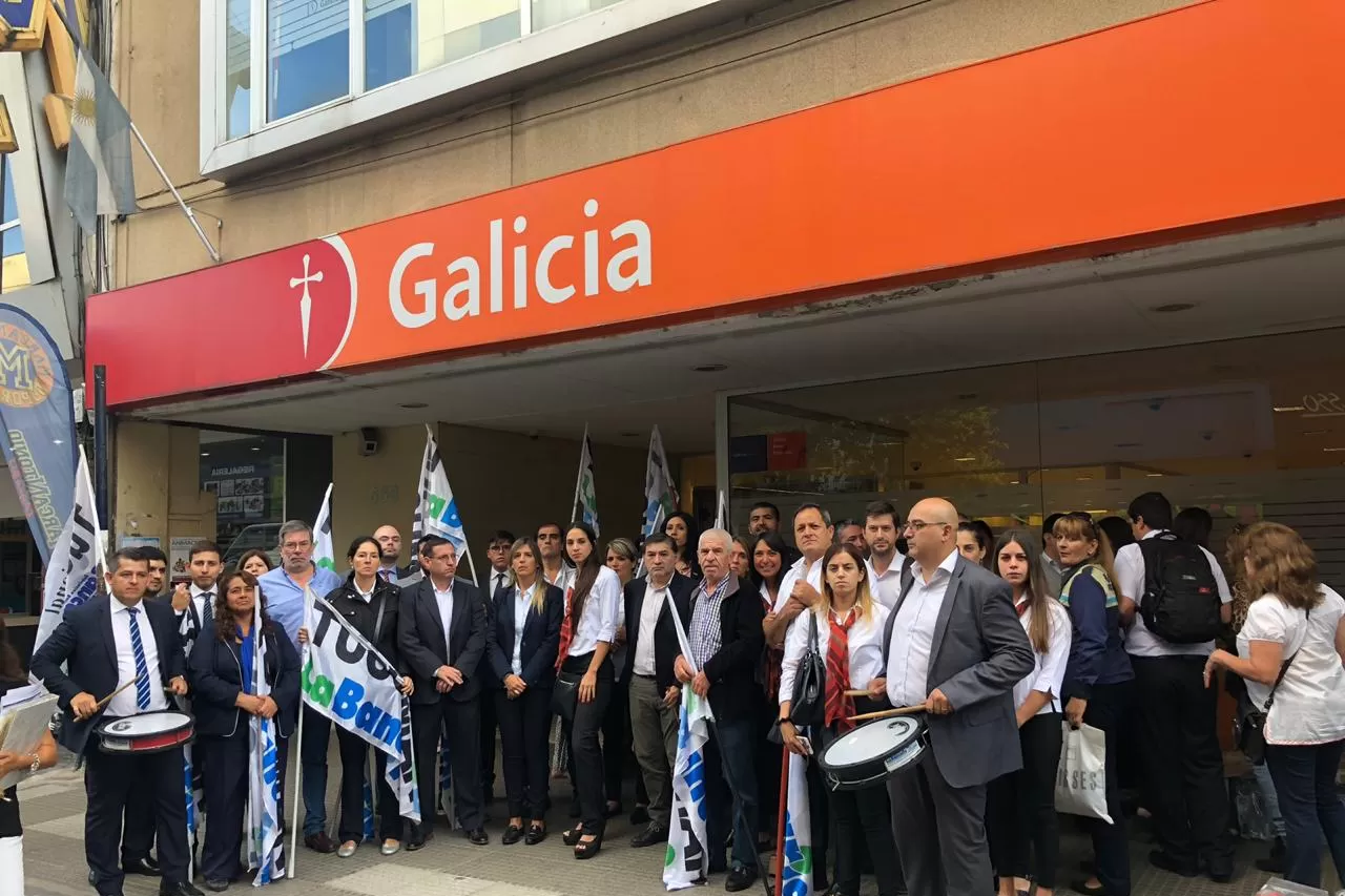 Protesta en la city bancaria por un despido en la banca privada