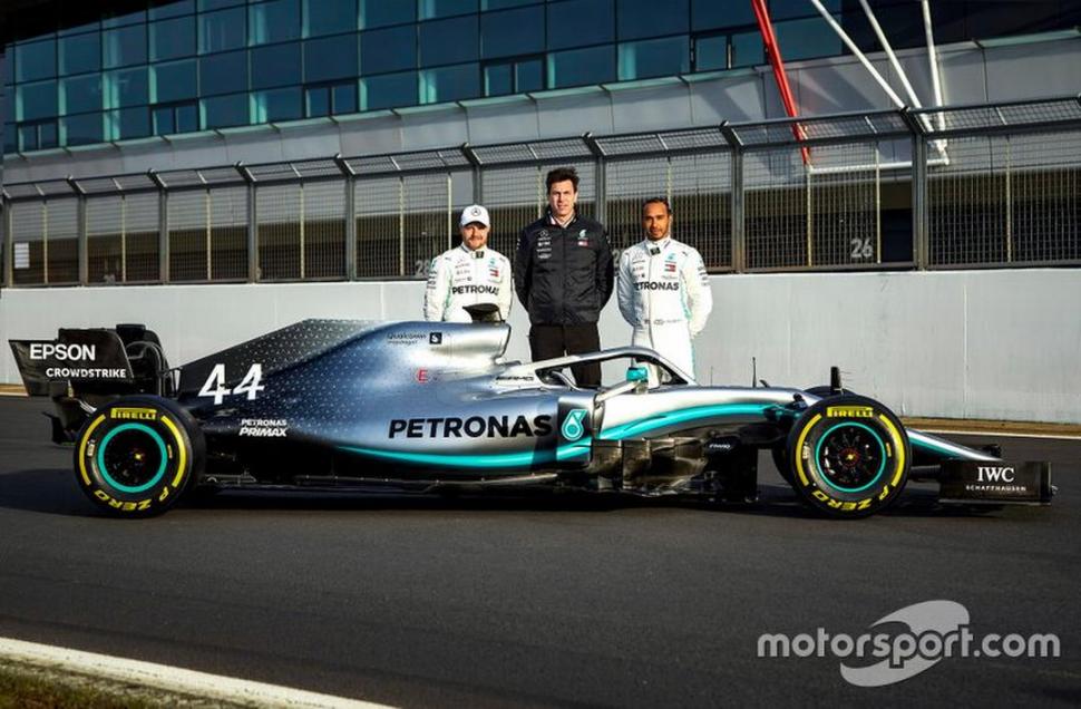 MERCEDES AMG PETRONAS MOTORSPORT. Fue de los primeros en confirmar la continuidad de sus pilotos: el británico y campeón del mundo Lewis Hamilton y el finlandés Valtteri Bottas. El equipo que dirige Toto Wolff busca su sexto título. motorsport.com
