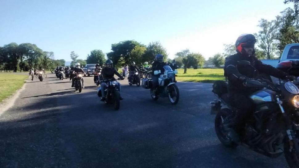 LARGADA. Una Triumph de tres ruedas, una Honda y otra Triumph, en punta. La primera era la más llamativa de la caravana. 