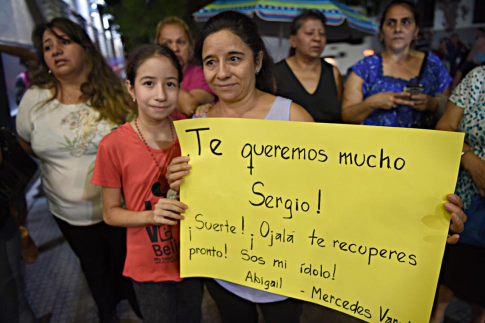 EL APOYO DE LOS FANS. Abigail y Mercedes Varela mostraron su afiche. la gaceta / fotos de juan pablo sánchez noli