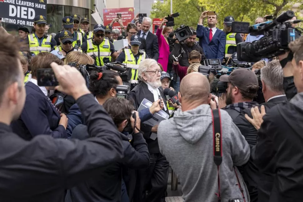 REPLETO DE PÚBLICO. La lectura de la condena se realizó ante una sala atestada y el acto fue transmitido por la televisión australiana.   REUTERS   