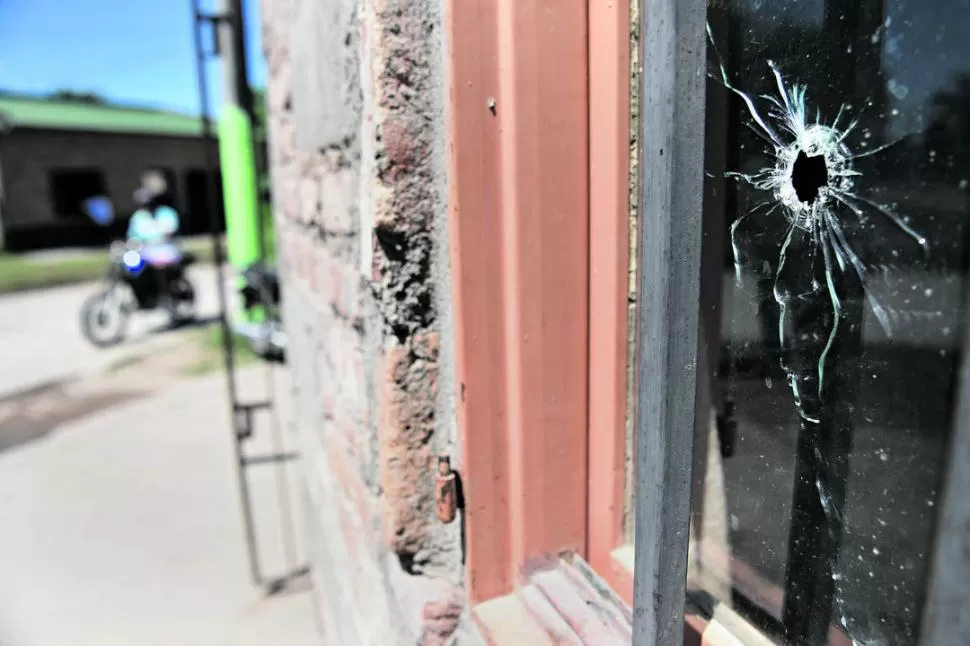 ESCENA DEL CRIMEN. Una de las balas ingresó por la ventana de la casa frente a la que sucedió el hecho, en el cruce de Brígido Terán y Berreta. la gaceta / foto de Juan Pablo Sánchez Noli