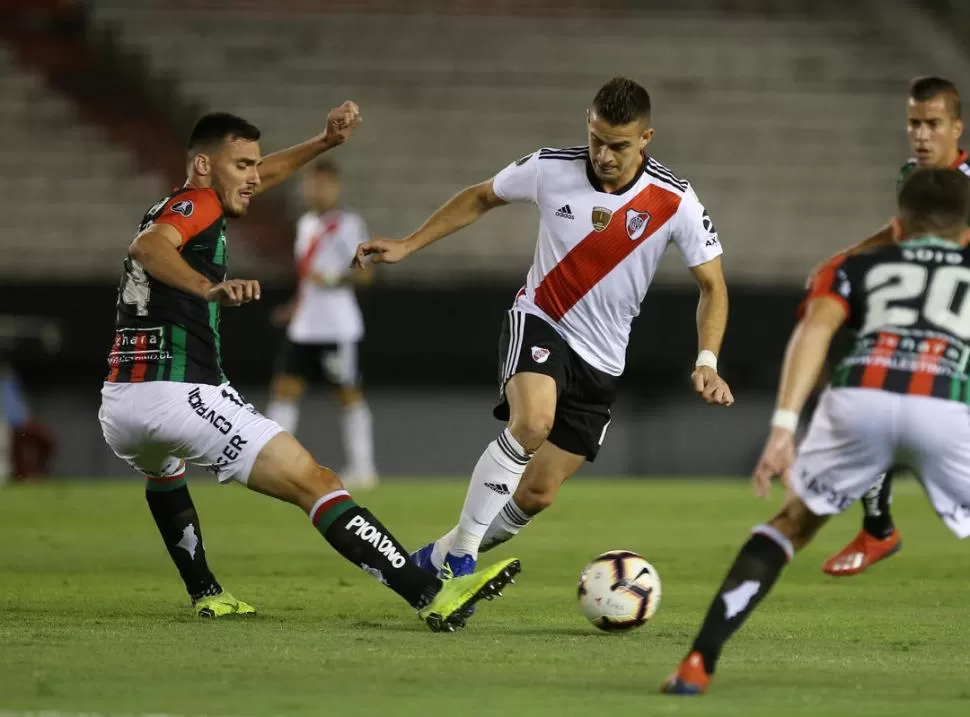 NO LO ENCONTRÓ. Rafael Santos Borré, titular en la delantera “millonaria”, no pudo encontrarse con el gol que le de a River su primera victoria en esta Libertadores. reuters