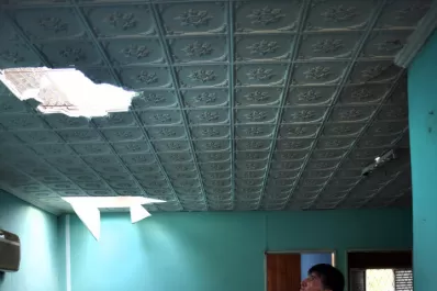 Sacaron las chapas, entraron por el techo y vaciaron la casa