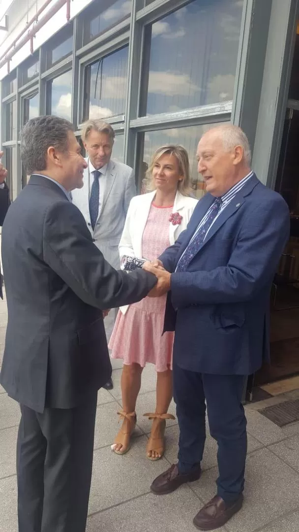 REUNIÓN. Pierre Gignard estrecha la mano de José Ascárate durante la visita. 