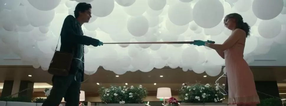  A DOS METROS DE TI .-