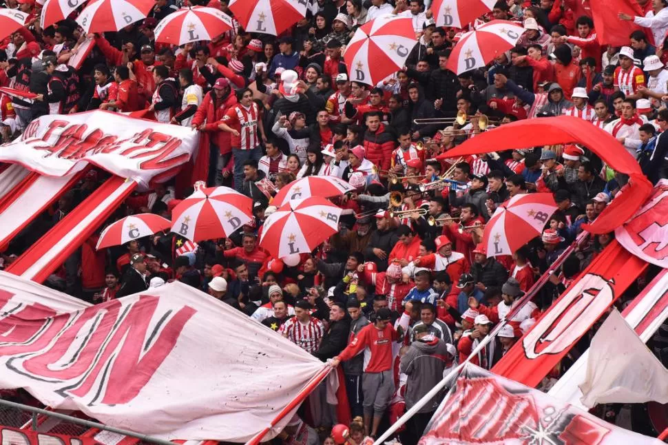 MUCHO CALOR Y COLOR. Los hinchas “santos” prometen jugar el partido de la mano con sus jugadores. Si San Martín logra un triunfo, la salvación estará más cerca. la gaceta / foto de Osvaldo Ripoll