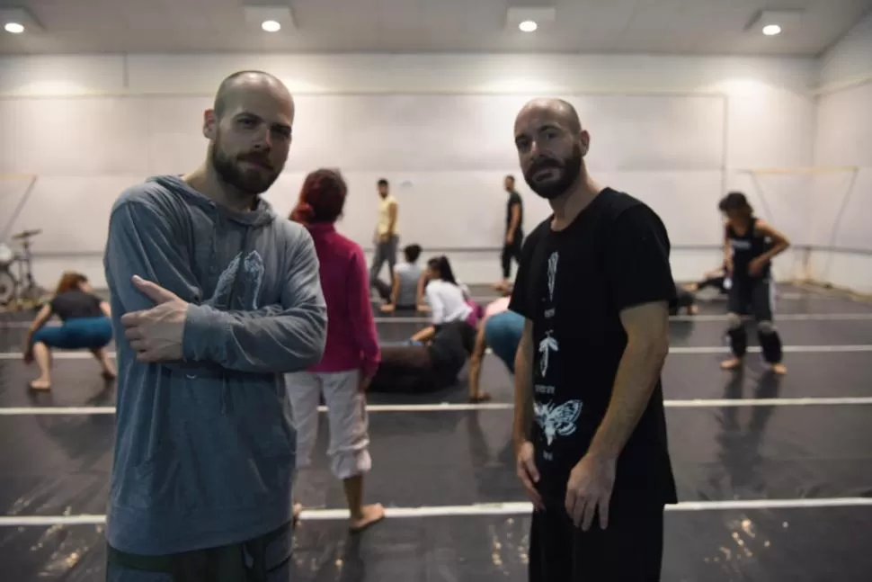 EN ENSAYO. Elia Mrak y Martín Piliponsky prepararon los trabajos en dos escenarios distintos, bajo las indicaciones de los invitados y de la directora. LA GACETA / FOTO DE JOSÉ NUNO.-