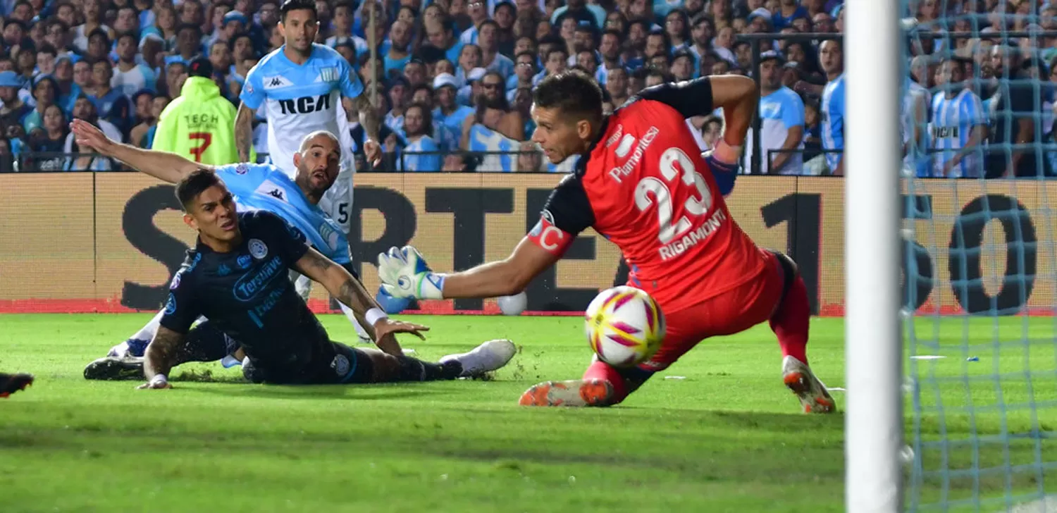 EN AVELLANEDA. Racing vence a Belgrano, rival de San Martín en la lucha por no descender.