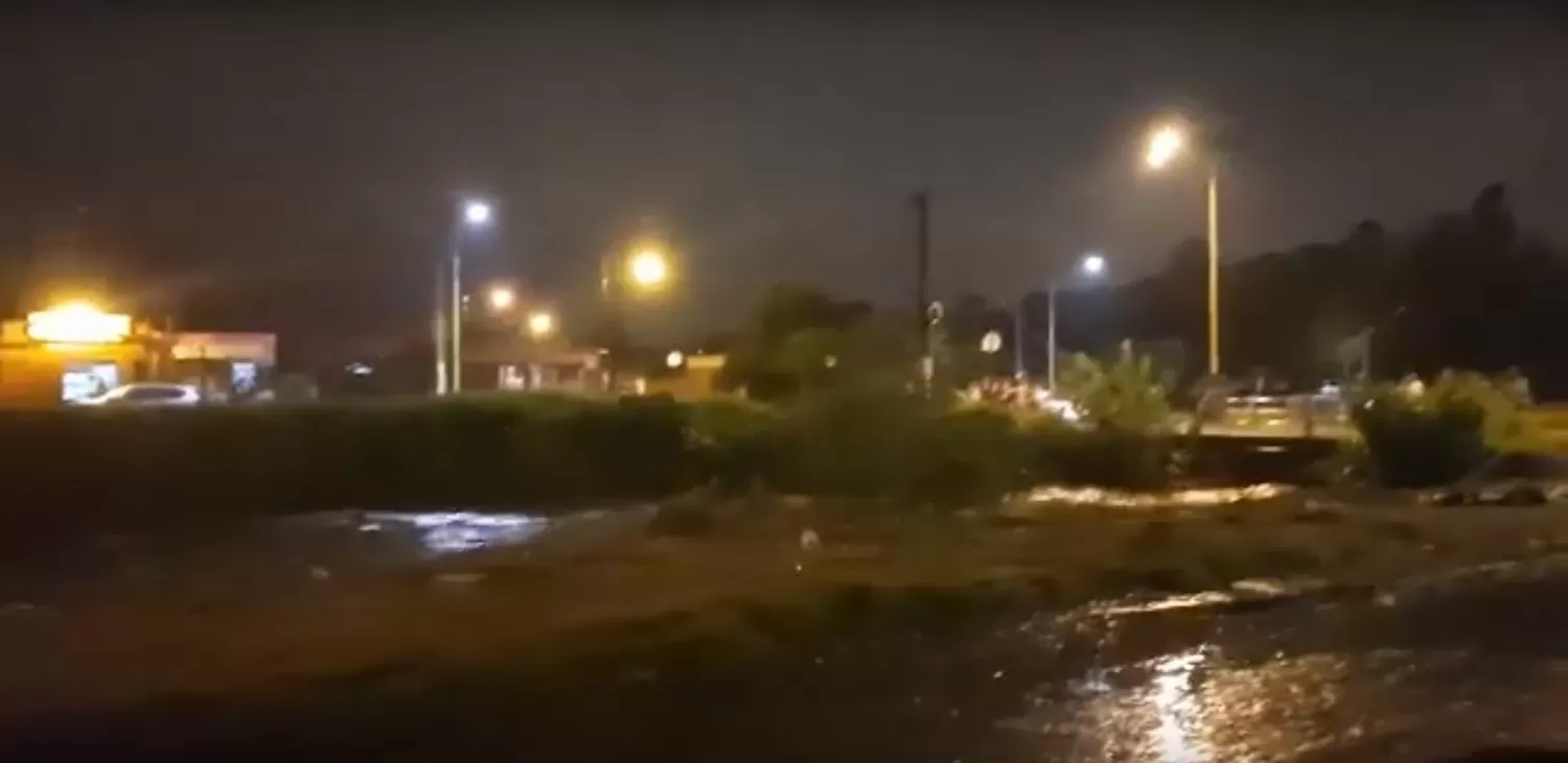 El canal Sur se convirtió en un río por las lluvias. 