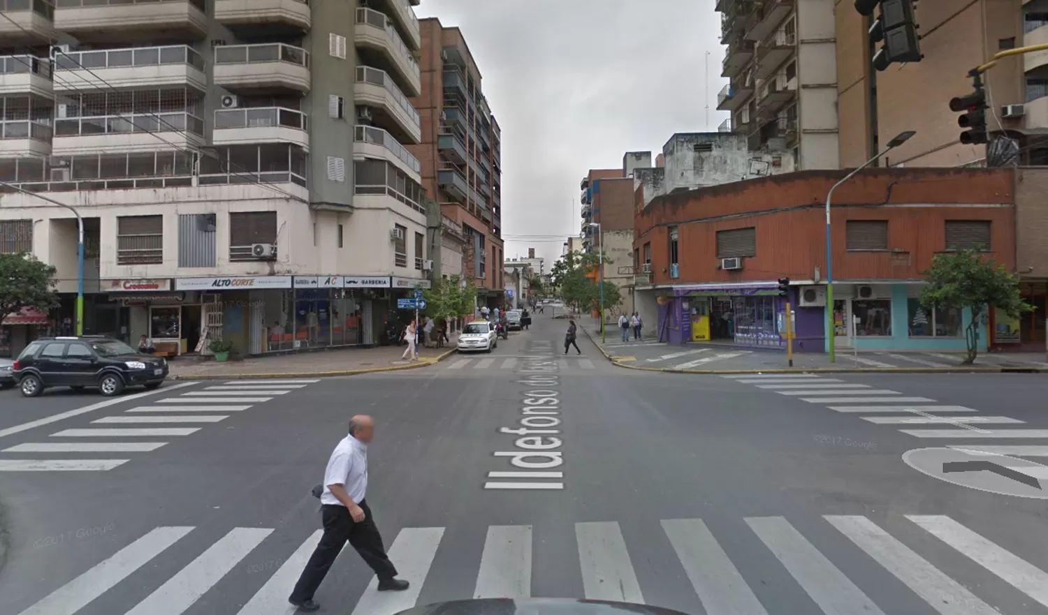 SANTIAGO AL 600. El joven fue hallado sin vida en uno de los edificios de la zona.