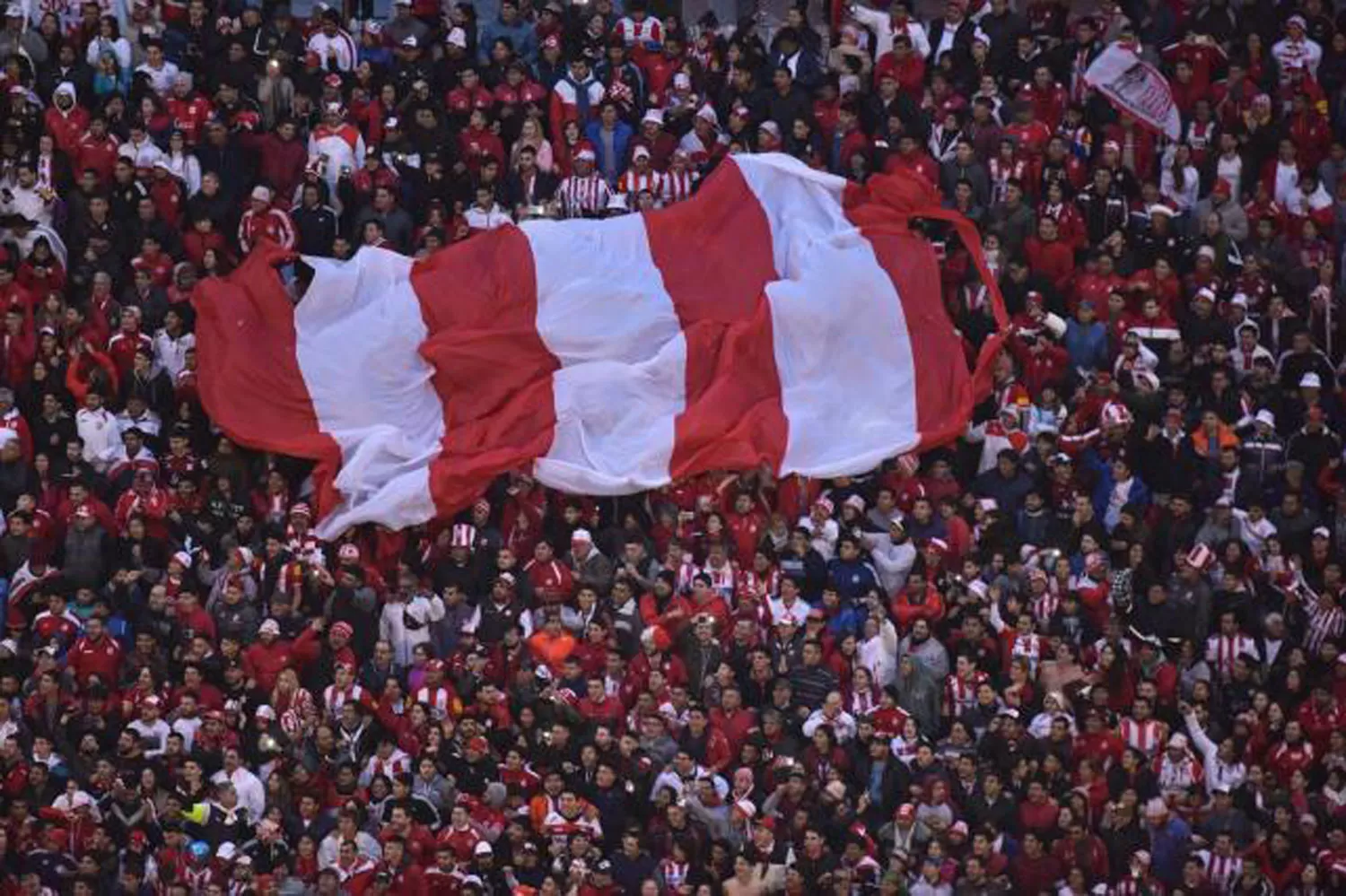 HINCHAS DE SAN MARTÍN. Nadie se quiere perder el partido ante Boca.