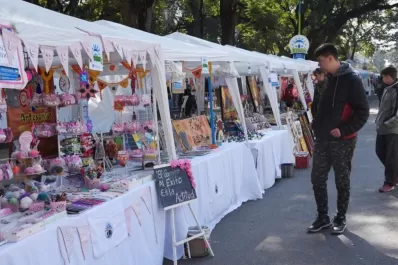 “Emprender es crecer”: el municipio capitalino invita a recorrer la feria de artesanos