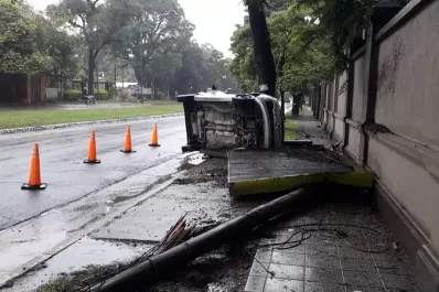 Choque y vuelco en Yerba Buena: una parada de colectivos quedó destruida