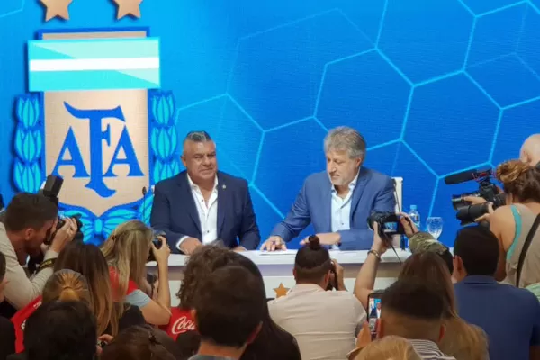 La AFA puso la firma y el fútbol femenino es profesional