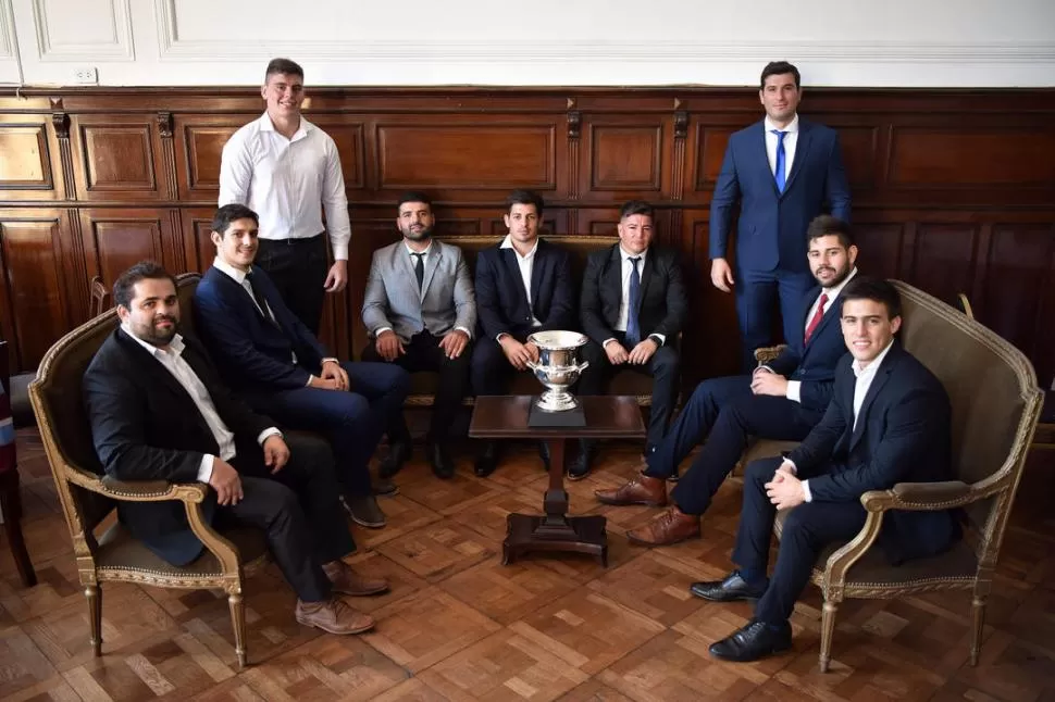 MESA CHICA. En Jockey Club, rodean a la Copa “Club LA GACETA”: Gabriel Fanjul (Lince), Rodrigo Ferro (Jockey), Mariano Perondi (Natación), Germán Rodríguez (Cardenales); Nicolás Sbrocco (“Uni”), Jesús Albornoz (Huirapuca); Santiago Pérez (Lawn Tennis), Lucio Urueña (Los Tarcos) y Santiago Paz Posse (T.Rugby). la gaceta / foto de nés Quinteros Orio