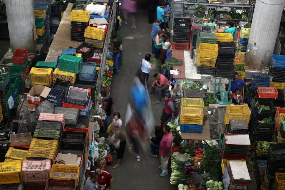 REINICIO DE ACTIVIDADES. El interior de un supermercado en Caracas. reuters 