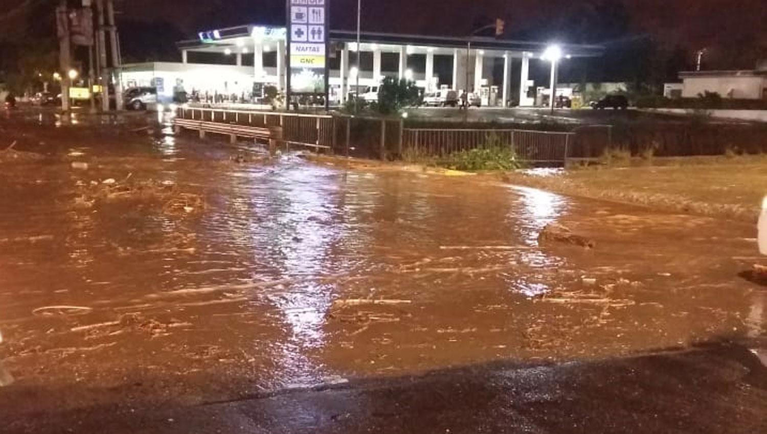 Por las fuertes lluvias, el canal Sur alcanzó niveles alarmantes