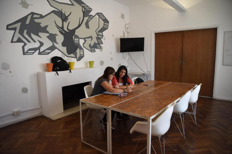 SALAS DE REUNIÓN. Su uso viene incluido como parte de los servicios que ofrecen los coworking. 