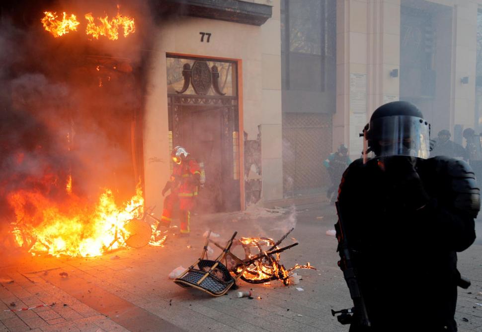 FUEGO Y CAOS. Incendiaron una sede bancaria con bombas molotov. REUTERS 