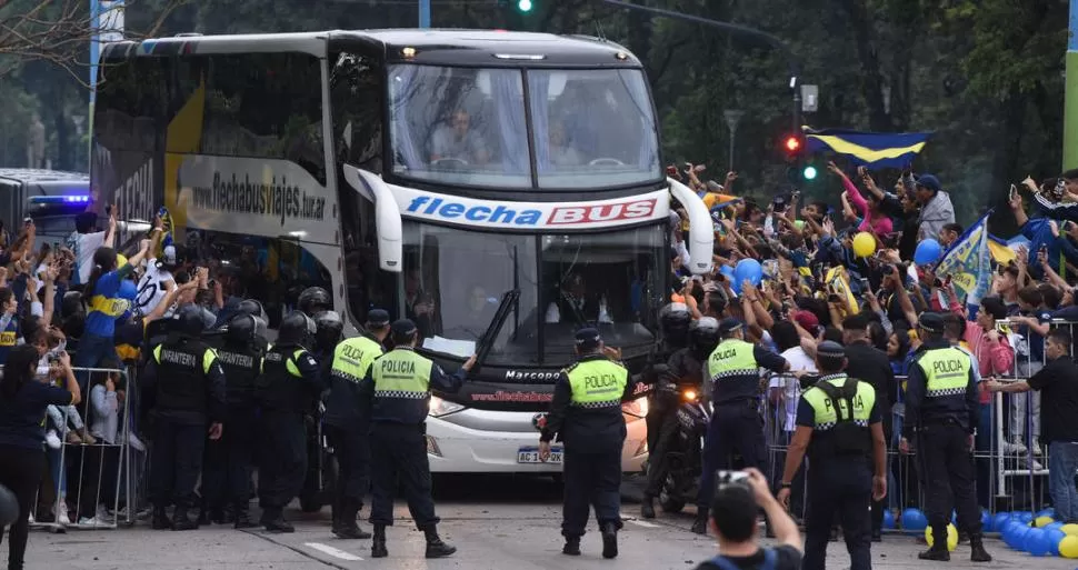 EMOCIONANTE. Miles de hinchas le dieron la bienvenida a Boca en un recibimiento extraordinario en el parque 9 de Julio. la gaceta / fotos de diego aráoz 