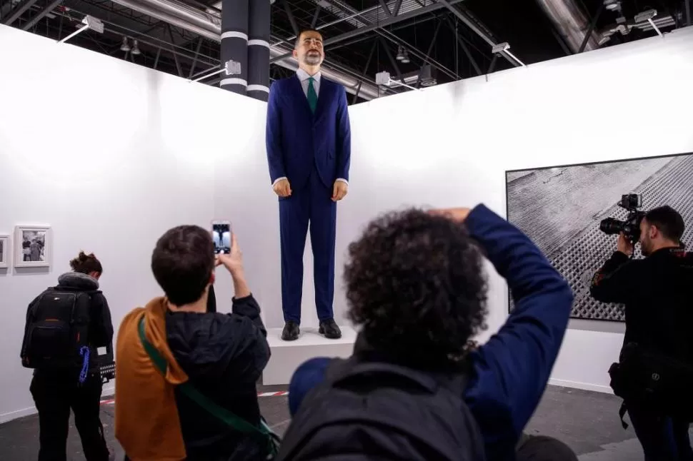 MUÑECO. Un ninot es cada una de las figuras que compone una falla. Una falla es un conjunto de figuras de carácter burlesco que, sobre un tablado, se queman públicamente en Valencia por las fiestas de San José. 