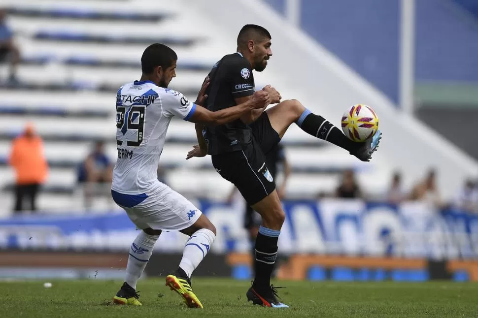 POCO Y NADA. Díaz, que intenta dominar la pelota, no encontró la forma de desnivelar ni lastimar a la defensa de Vélez. Matías Napoli Escalero(especial para la gaceta)