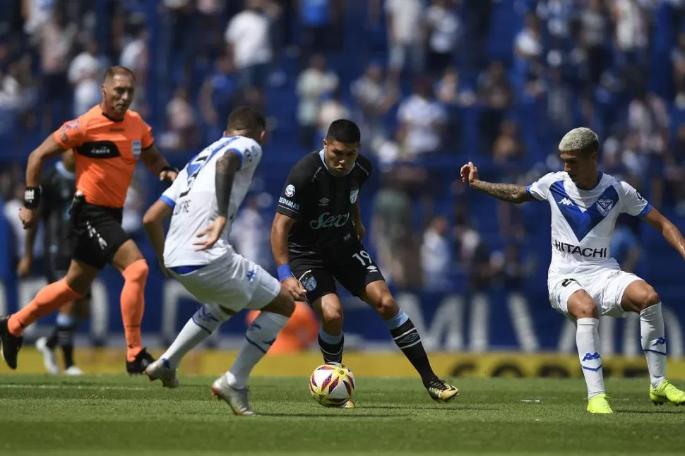 RODEADO. Barbona, que venía siendo de lo mejor en Atlético, ayer no tuvo una buena performance. El carrilero estuvo bien marcado y no encontró alternativas como para convertirse en pieza de ataque. Matías Napoli Escalero(especial para la gaceta)