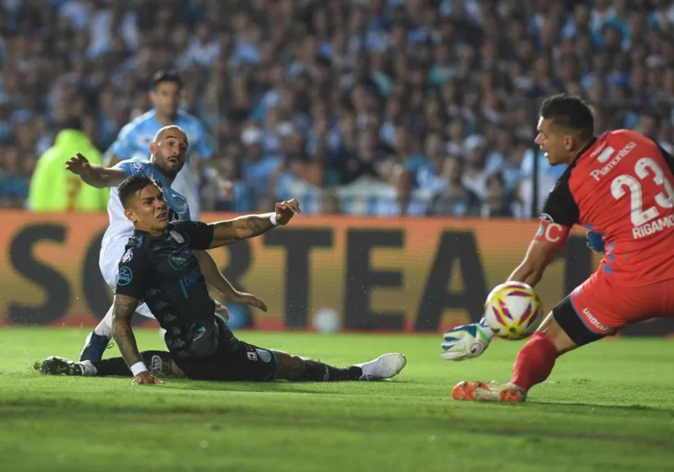 EL MOMENTO JUSTO. Lisandro López mira cómo su remate se cuela entre las manos de Rigamonti para establecer el 1-0. télam 