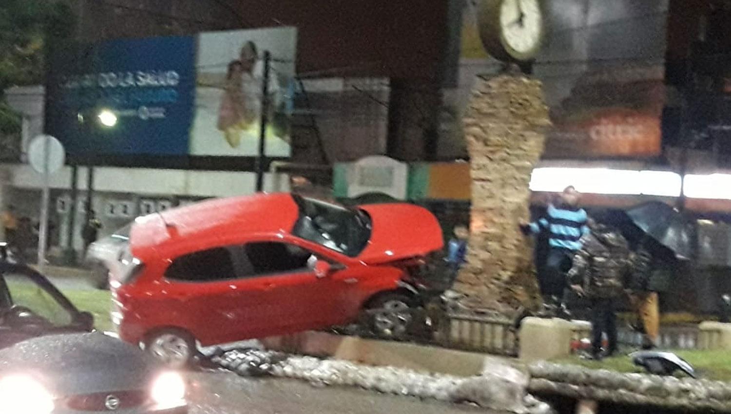 Un auto terminó arriba de la platabanda del reloj en Yerba Buena