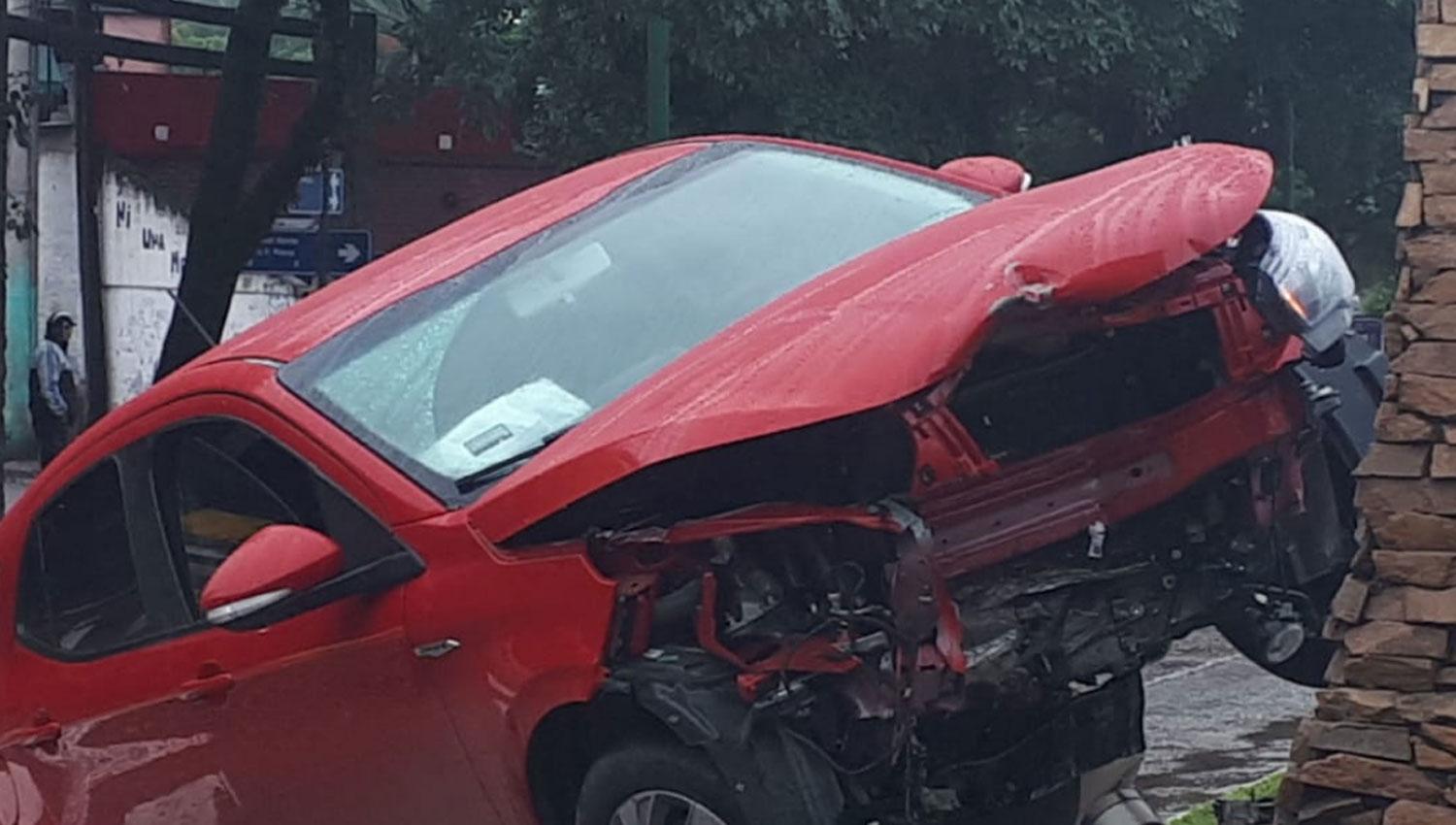 Un auto terminó arriba de la platabanda del reloj en Yerba Buena