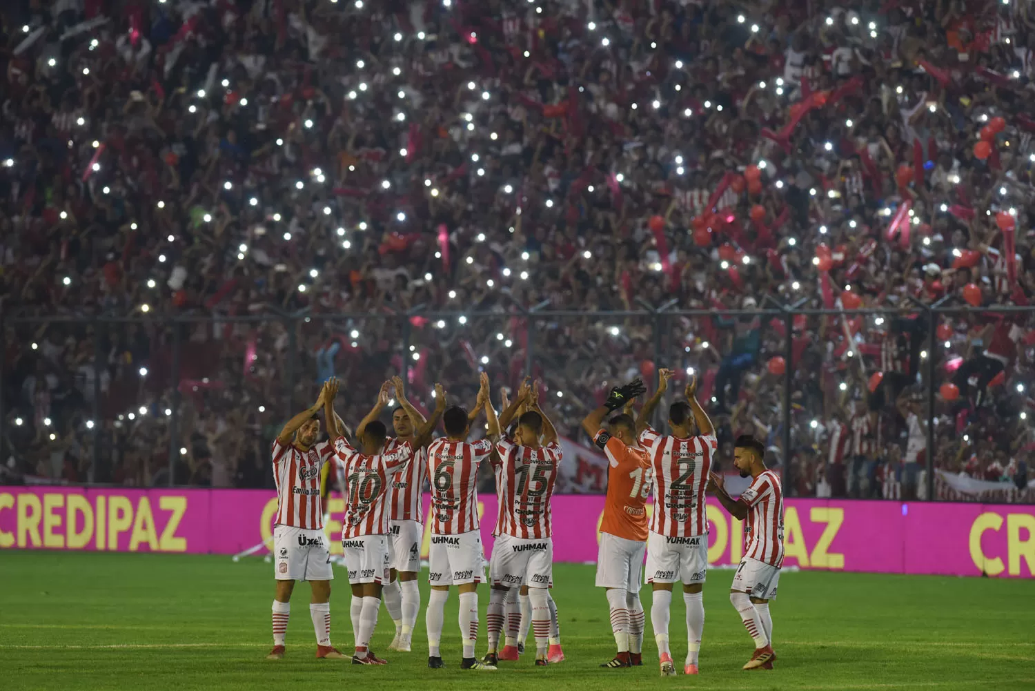 DESPEDIDA. Los hinchas, a pesar del resultado, ovacionaron al equipo que ahora se encuentra en la B Nacional.