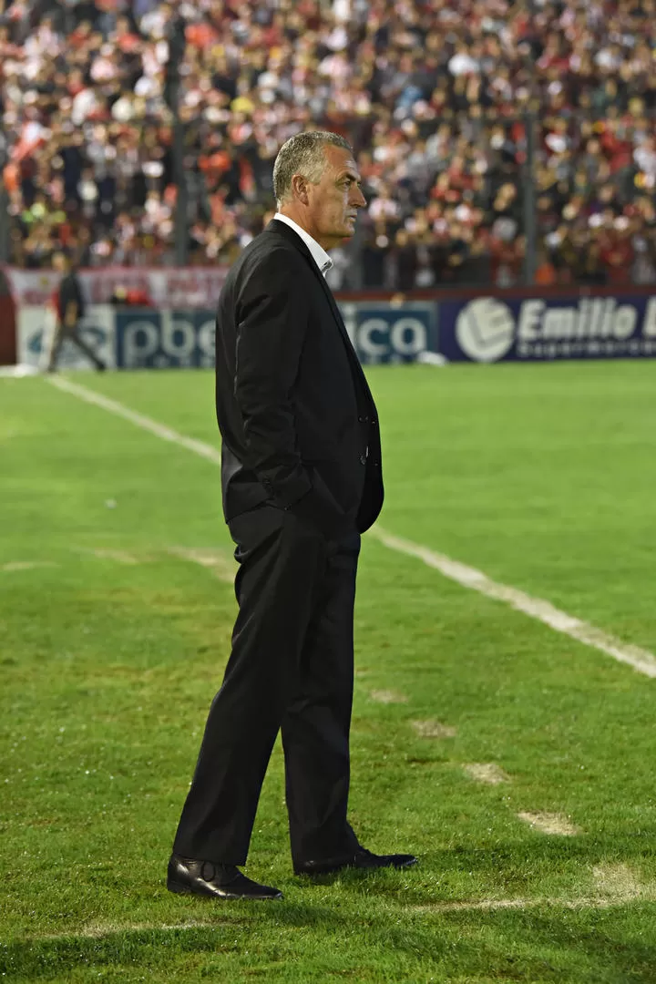 ELEGANTE. Alfaro no suele usar ropa deportiva para dirigir, sino trajes sin corbata. la gaceta /  fotos de juan pablio sanchez noli