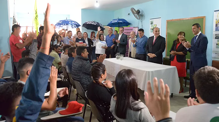 EN BARRIO ECHEVERRÍA. Manzur lanzó cursos de capacitación en la capital. 